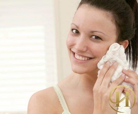 Dùng đá lạnh để chờm lên mặt giúp da trở nên săn chắc hơn