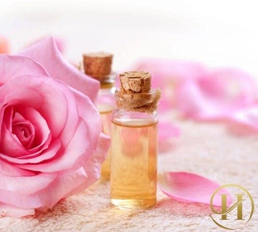 Rửa mặt hàng ngày bằng nước hoa hồng sẽ giúp làn da sáng hồng
