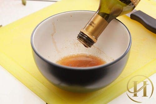 Bước 3: Lấy 1 cái bát khác trộn đều 1 thìa giấm, dầu oliu, muối và hạt tiêu để tạo thành nước dùng