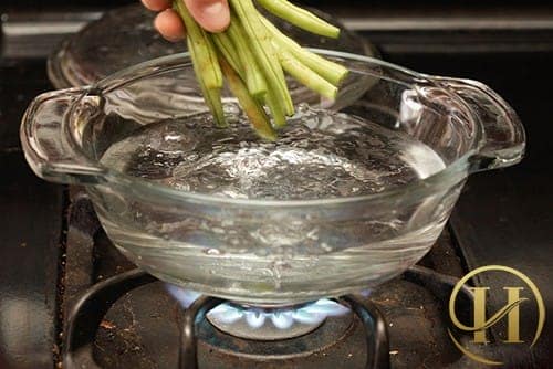 Bước 1: Rửa sạch đậu và bỏ vào nồi cùng với nước rồi đun sôi cho đậu chín