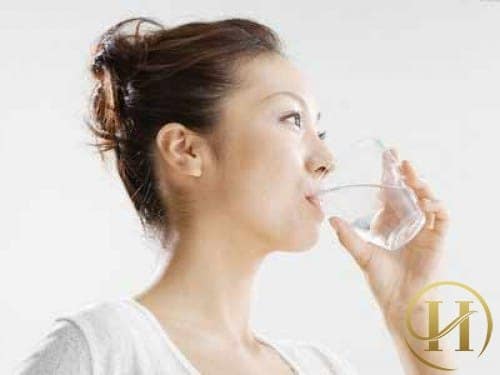 Uống nhiều nước cũng là cách đơn giản giúp bạn giảm cân nhanh chóng