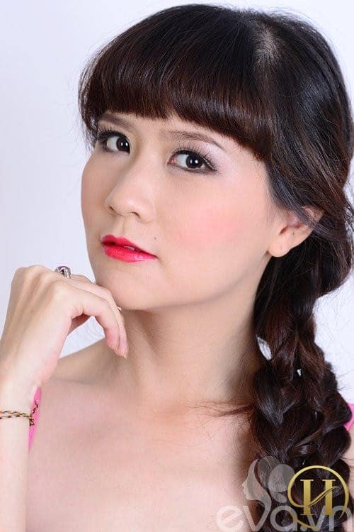 Đôi môi đỏ và má hồng cùng tông là sự lựa chọn hoàn hảo nhất. 