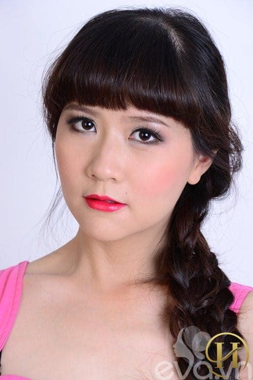 Trước khi tham gia những bữa tiệc bạn cần phải trang  điểm sắc sảo và có chiều sâu.