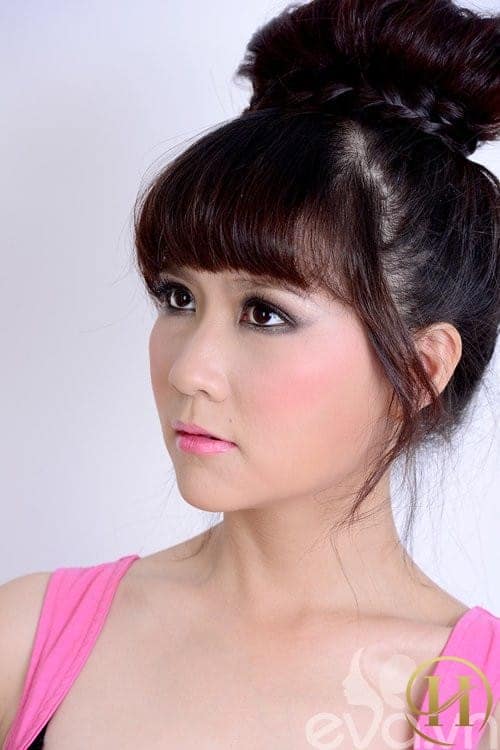  Với kiểu tóc bới cao ở đỉnh đầu sẽ giúp cho gương mặt của bạn cá tính và thanh thoát hơn.