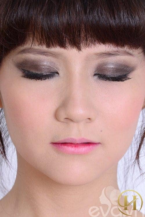 Với bữa tiệc diễn ra ở không gian sôi động và thiếu ánh sáng như bar, thì kiểu trang điểm sắc sảo với điểm nhấn là đôi mắt có ánh bạc để tạo sức hút riêng của mình.