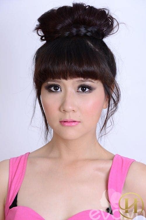 Cách đánh highlight đậm và đôi gò mà ửng sắc cam sẽ giúp gương mặt sẽ góc cạnh hơn hẳn. Bạn có thể hoàn thiện bước trang điểm bằng đôi môi hồng bạc.