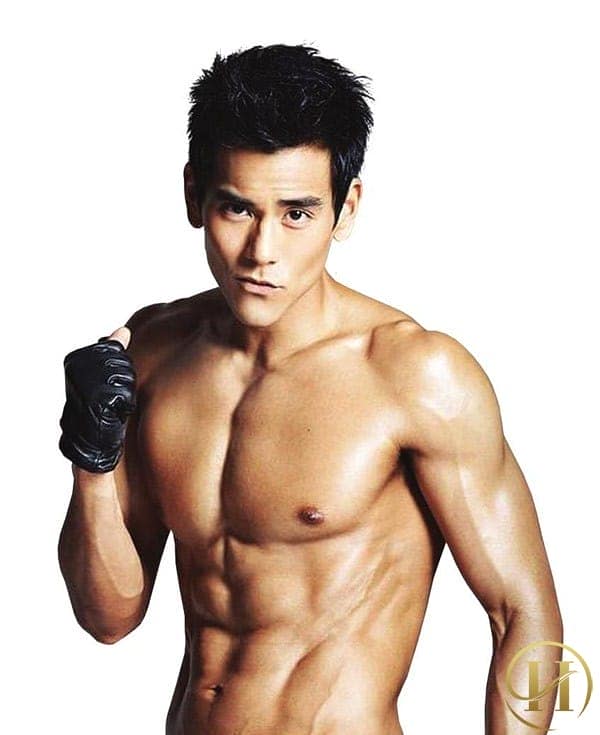 Bành Vu Yến có gương mặt tuấn tú và thân hình hoàn hảo