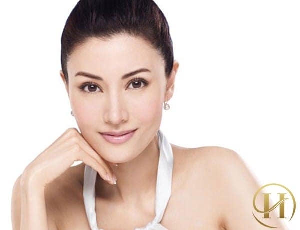 Đôi mắt lồi tạo cảm giác bầu mắt nhô lên cao hơn phần hốc mắt. Muốn cải thiện tình trạng này bạn có thể tán màu nhũ sẫm lên toàn bộ bầu mắt để thu hẹp không gian và kích cỡ mắt. 