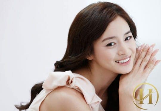 Dù trang điểm hay để mặt mộc Kim Tae Hee luôn nổi bật với làn da căng mịn