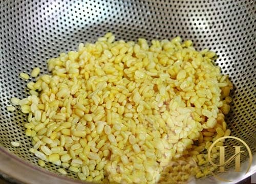 Đậu xanh đãi sạch vỏ và để ráo nước