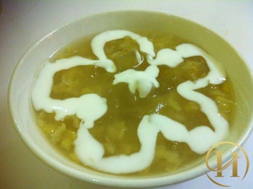 Có thể cho thêm nước cốt dừa và đá bào để món chè hấp dẫn hơn
