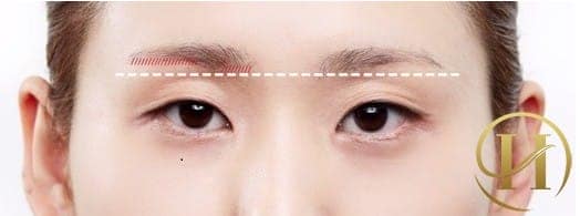Bước 2: Bạn lấy 2 đầu chân mày làm gốc, ướm 1 đường thẳng đi qua 2 điểm này. So sánh 2 đuôi mày sao cho cân xứng.  
