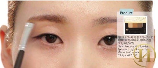 Bước 3: Sau khi ướm đường kẻ, nếu thấy 2 bên không cân thì chỉnh lại theo cách sau: dùng cọ nhỏ kẻ lông mày và phấn mắt cùng màu tóc chải phía đuôi lông mày cao hơn kéo xuống dưới, sao cho cân xứng với bên còn lại. 
