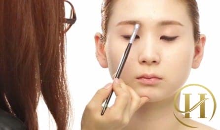 Bước 7: Lại dùng phấn mắt cùng màu tóc và cọ nhỏ để căn chỉnh lại nếu 2 đầu chân mày không cân xứng.