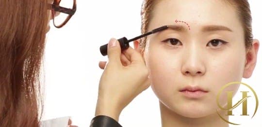 Bước 9: Dùng mascara để giúp mắt trông tự nhiên hơn sau khi đã dùng phấn mắt để kẻ lông mày. Đối với phần chân mày bị cao, chải mascara hướng những sợi lông mày kéo xuống dưới. 