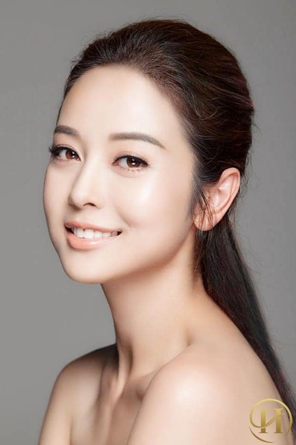 Dù  chỉnh sửa nhưng mí mắt của Jennifer Phạm vẫn không thể giấu hết những rãnh nhăn với phần mí nhiều nếp gấp.