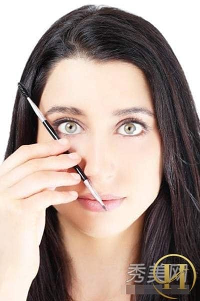 Trang điểm thế nào để không bị lông mày bên cao bên thấp