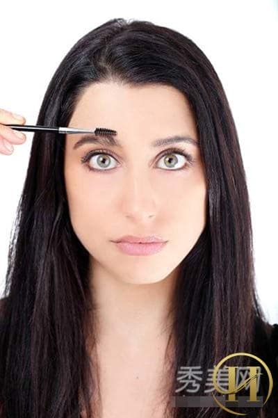Bước 3: Dùng mascara chải ngược đầu lông mày để tạo độ dày và đậm.