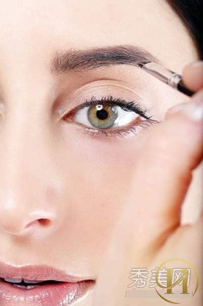 Bước 5: Sử dụng bột màu cùng với bút chì vẽ nhẹ lên lông mày