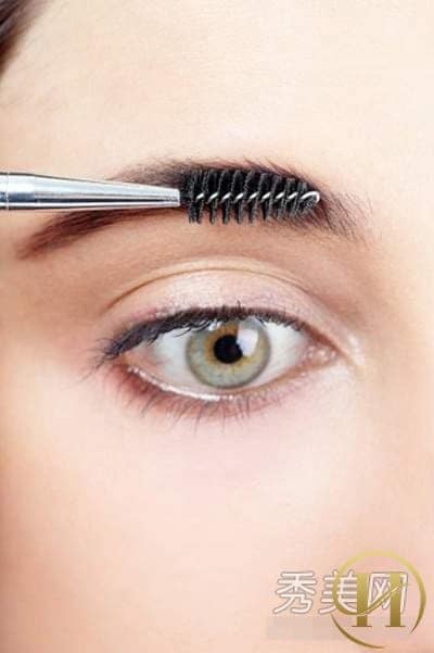 Bước 6: Dùng đầu chải nhằm loại bỏ những màu thừa và dùng Dùng mascara có dưỡng chải nhẹ toàn lông mày