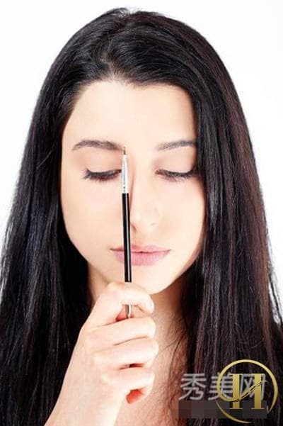 Bước 1: Xác định đầu chân mày, dùng chiếc bút kẻ hướng từ cánh mũi thẳng lên trên như trong hình.