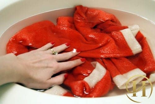 Ngâm áo len với một chút muối để cải thiện mùi mồ hôi