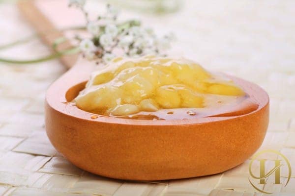 Chị em có thể làm mặt nạ dưỡng môi từ mật ong, chuối và sữa chua