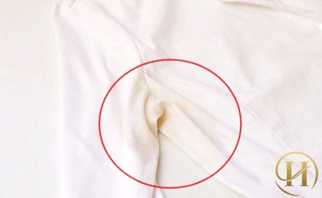 Vết ố vàng trên áo có thể do bạn dùng lăn khử mùi