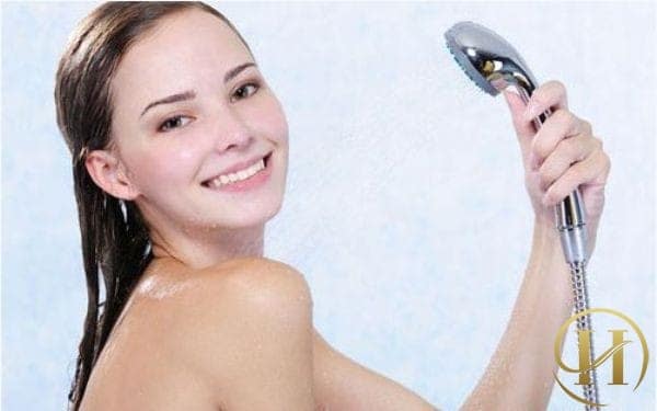 Dùng muối tinh để tắm có thể cải thiện mùi hôi nách