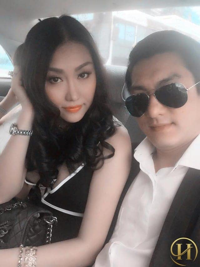 Ngoài việc phẫu thuật thẩm mỹ Phi Thanh Vân, phong cách của người đẹp này cũng có nhiều thay đổi. Mái tóc xoăn màu đen và trang phục có độ "hở" vừa đủ giúp cô nàng liên tục ghi điểm với phong cách nhẹ nhàng.