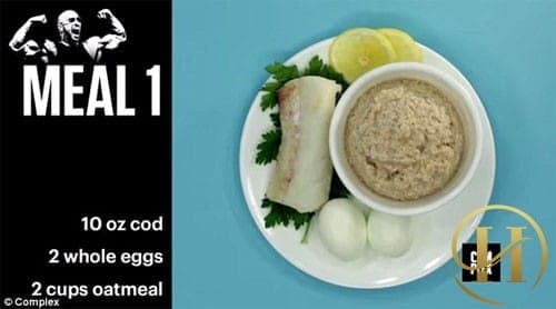 Bữa 1 gồm cá hấp, trứng luộc và yến mạch