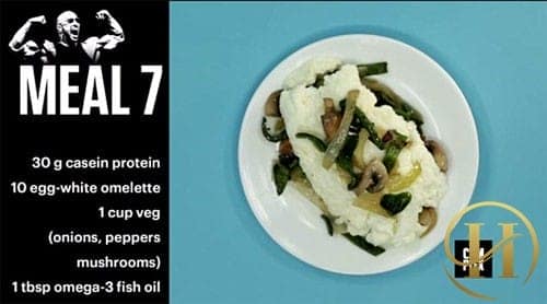 Bữa thứ 7 rất đủ chất gồm bột protein, 10 lòng trắng trứng ốp lết, 1 chén rau có thêm hành, tiêu, nấm rơm và 1 thìa dầu omega-3