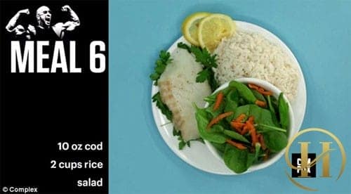 Bữa thứ 6 gồm gần 3 lạng cá, 2 chén cơm kèm salad