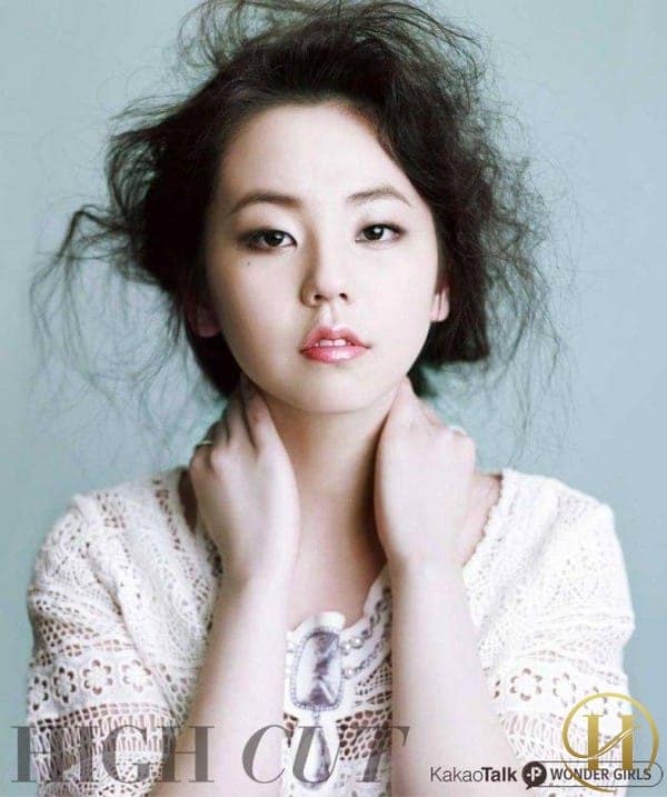  Cô là thành viên nhỏ tuổi nhất của nhóm nhạc nổi tiếng xứ kim chi Wonder Girls. Ahn Sohee luôn được fans nhớ đến với vẻ ngoài xinh đẹp và lộng lẫy mặc dù cô cũng sở hữu mắt một mí.