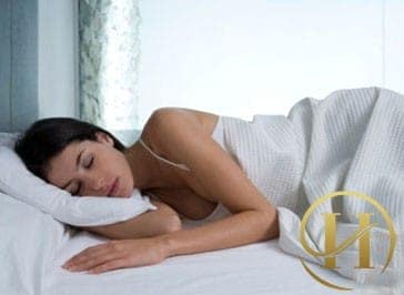 Ngủ nghiêng sẽ sẽ khiến các khớp xương hàm bị ép chống lại bề mặt gối hoặc giường ngủ