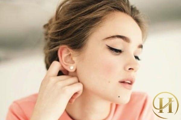 Họ có cuộc sống không yên ổn, thường thay đổi công việc hoặc chuyển nhà. Ở độ tuổi trung niên, họ gặp nhiều trắc trở, lo lắng chuyện con cái. Ngược lại, nếu là nốt ruồi tốt, may mắn sẽ càng nhiều và tăng theo độ tuổi, cuộc sống của họ cũng trở nên thoải mái hơn.