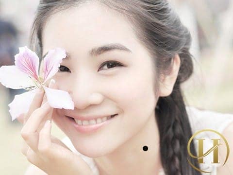 xem bói ý nghĩa nốt ruồi ở cổ - Những người sở hữu nốt ruồi trên cổ ở vị trí này thường rất dễ bị tổn thương