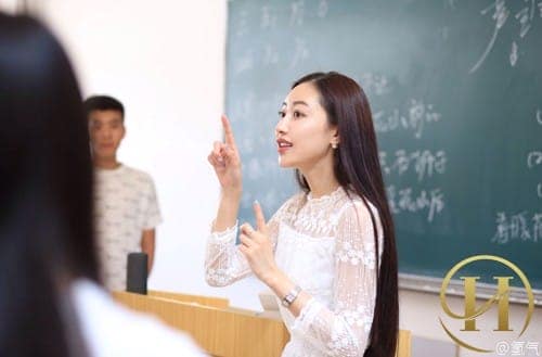 Cô giáo Ngũ Nhi đang khiến cư dân mạng chao đảo với vẻ đẹp thánh thiện của mình