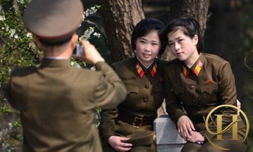 Phụ nữ Triều Tiên đổ xô đua nhau đi nhấn mí