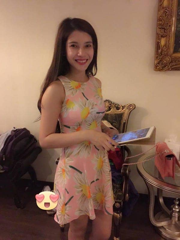 Cận cảnh khuôn mặt xinh đẹp của cô gái trẻ