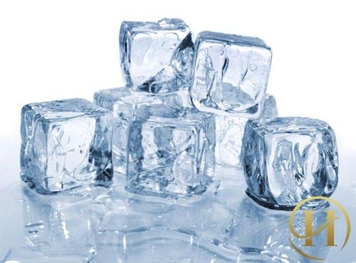 Bạn có thể chườm đá lạnh vào mỗi buổi sáng để làm đẹp da
