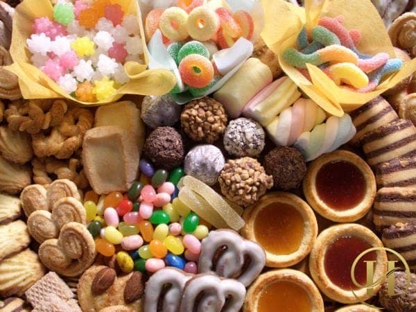 Hạn chế ăn đồ ngọt hoặc bánh kẹo để bảo vệ vòng 2 thon thả
