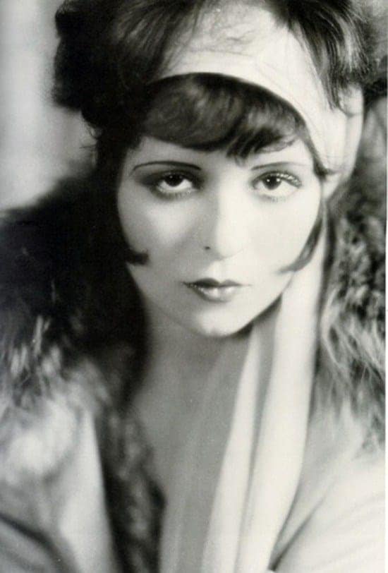 Clara Bow chính là cô gái tiên phong cho trào lưu mặc váy ngắn, để tóc Bob