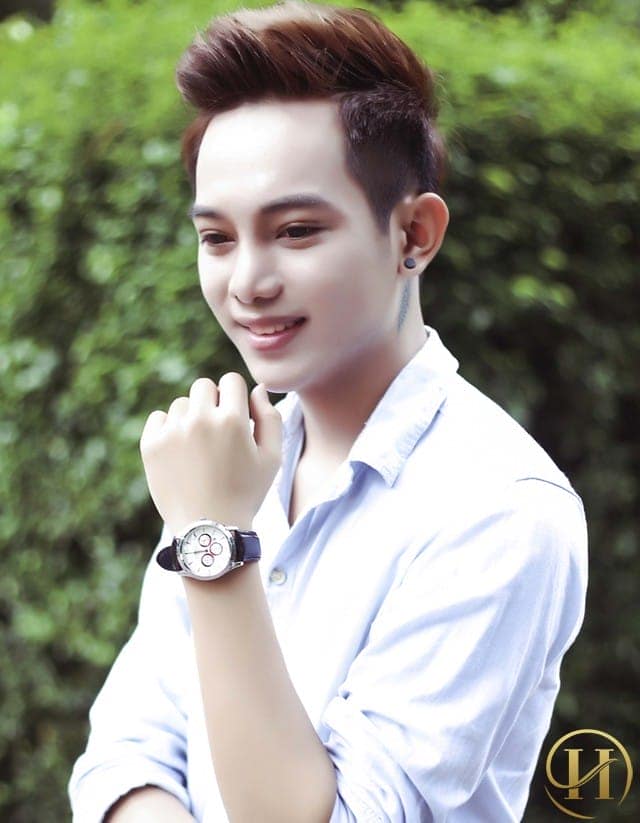 Sau một thời gian mất tích, chàng trai 9X quê Tiền Giang đã xuất hiện trở lại với hình ảnh hoàn toàn mới. Sơn Hy chia sẻ, anh đã từng chi hơn 200 triệu (sau nhiều năm tích góp) để sang Hàn Quốc thực hiện phẫu thuật. Tuy nhiên, khi đang phẫu thuật dang dở thì anh chàng hết chi phí và phải về lại Việt Nam.