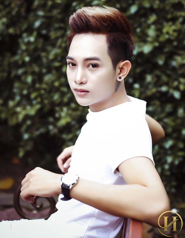 Anh chàng này cũng chia sẻ, mình đã từng phẫu thuật thẩm mỹ gần chục lần để tìm lại sự tự tin cho bản thân. Hiện tại chàng trai 9x này đang trong giai đoạn phục hồi và nhan sắc ổn định nhất. Bỏ qua những lời bàn tán của mọi người, Sơn Hy cho biết anh rất hài lòng với gương mặt hiện tại.