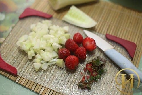 Bước 1: Đầu tiên bạn rửa sạch dâu tây và dưa chuột, sau đó thái hạt lựu đối với dưa chuột là loại bỏ cuống đối với dâu tây