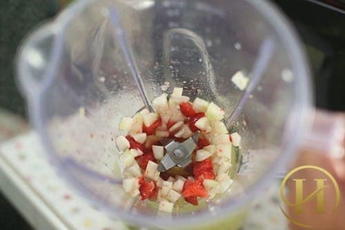 Bước 2: Đổ lẫn dưa chuột cùng với dâu tây vào máy xay sinh tố và bật máy xay sao cho chúng nhỏ thành hỗn hợp nhuyễn. Đổ hỗn hợp ra bát và chuẩn bị cho việc sử dụng