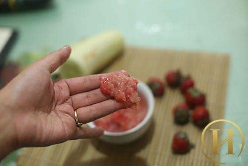 Dùng ngón tay xoa đều và chà xát lên khuôn mặt để thực hiện việc tẩy rửa mặt hàng ngày. 