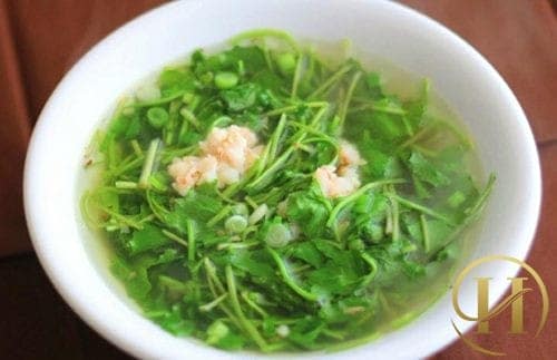 Cuối cùng chờ canh chín, bạn múc canh rau má nấu tôm ra bát và thưởng thức.