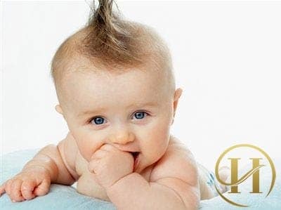 Nhiều người có thói quen vuốt mũi cho trẻ sơ sinh nhưng nó sẽ làm ảnh hưởng tới sức khỏe của trẻ